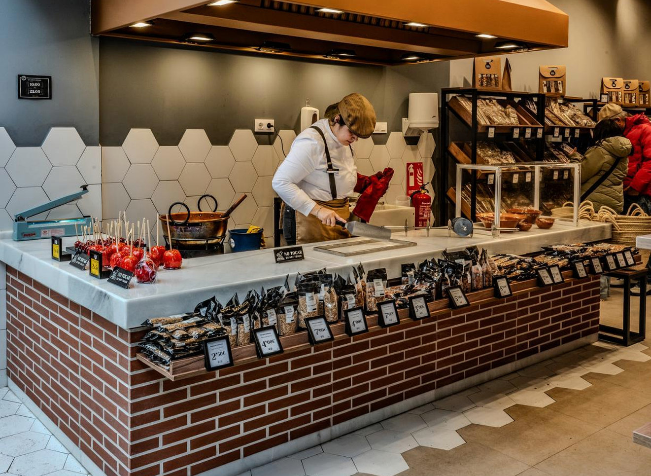 Verse groenten en seizoensgebonden ingrediënten op een restaurant werkblad