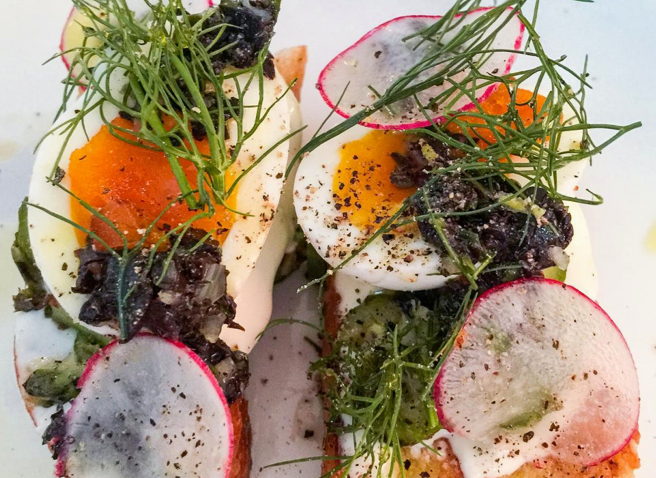 Restaurantgerecht met verse groenten en kruiden